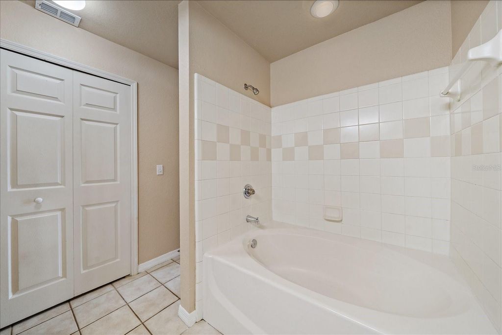 Image 27 of property listing at 5540 ROSEHILL ROAD 201, Sarasota, FL 34233