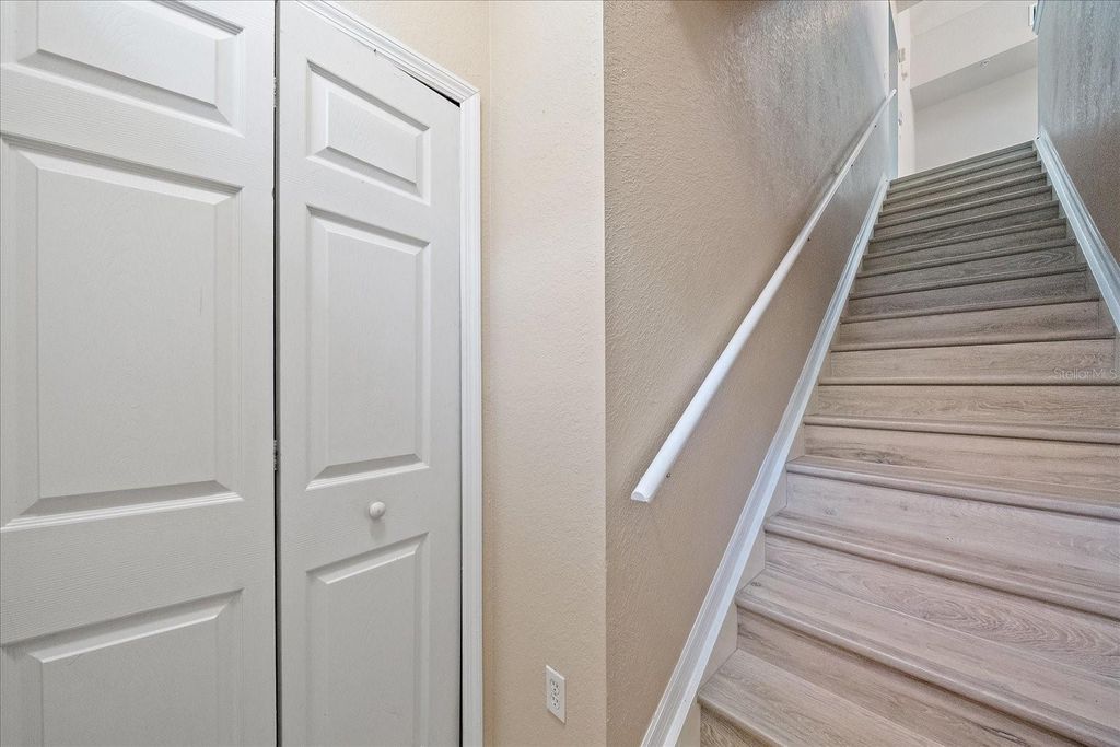 Image 8 of property listing at 5540 ROSEHILL ROAD 201, Sarasota, FL 34233