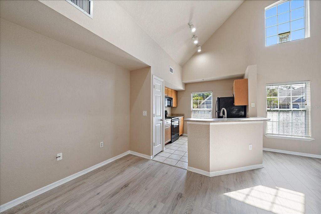 Image 9 of property listing at 5540 ROSEHILL ROAD 201, Sarasota, FL 34233