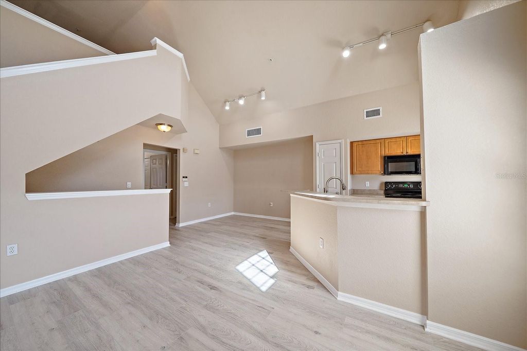 Image 10 of property listing at 5540 ROSEHILL ROAD 201, Sarasota, FL 34233