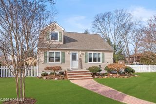 6 Arlington Street, Oakhurst, NJ 07755