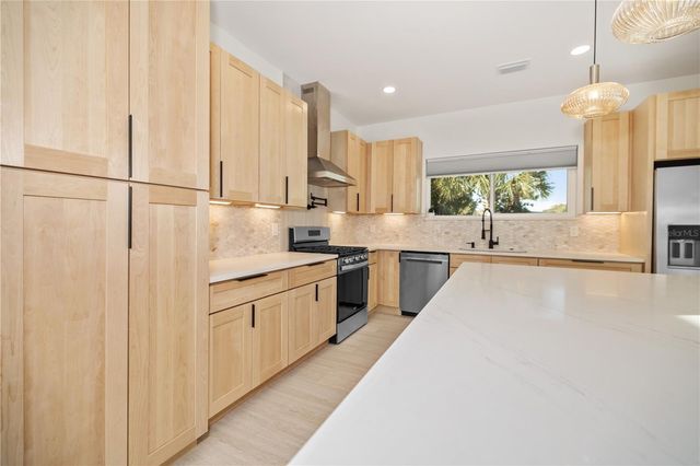 2727 W CHESTNUT STREET, Tampa, FL 33607