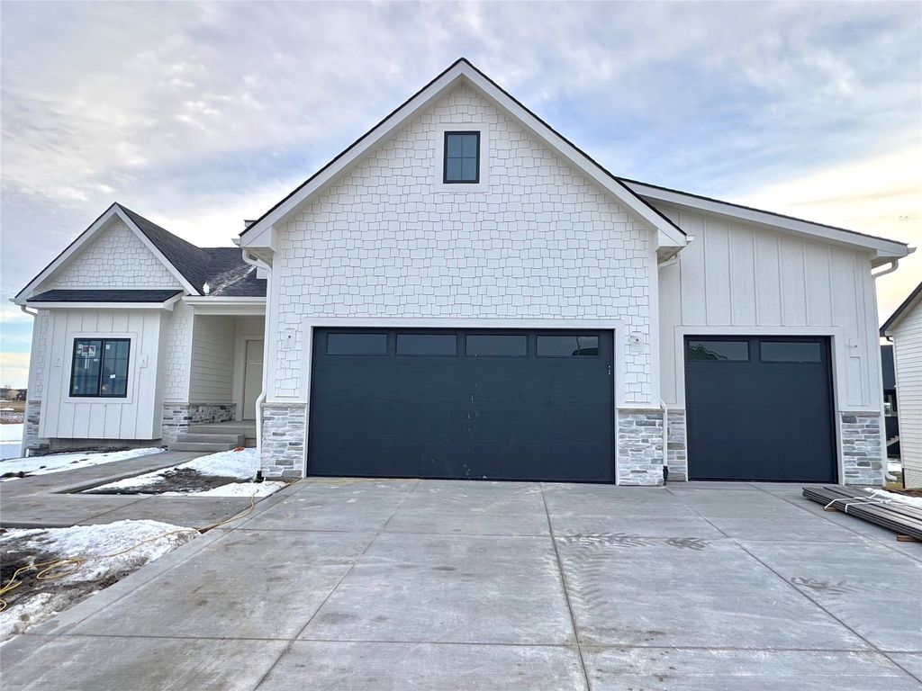 260 NW Montego Court, Waukee, IA 50263