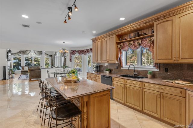 7 Pitch Pine Court, Northport, NY 11768