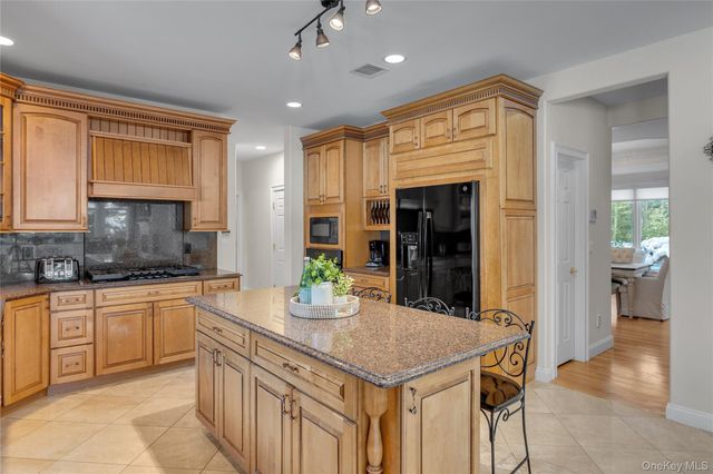 7 Pitch Pine Court, Northport, NY 11768