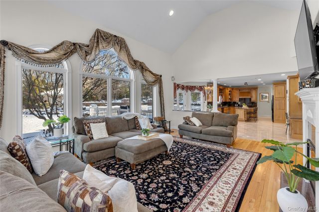 7 Pitch Pine Court, Northport, NY 11768