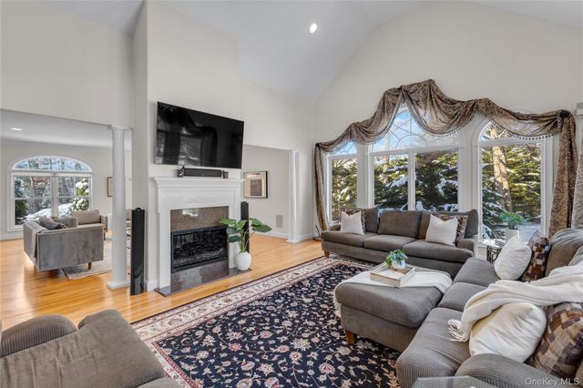 7 Pitch Pine Court, Northport, NY 11768