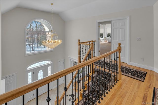 7 Pitch Pine Court, Northport, NY 11768