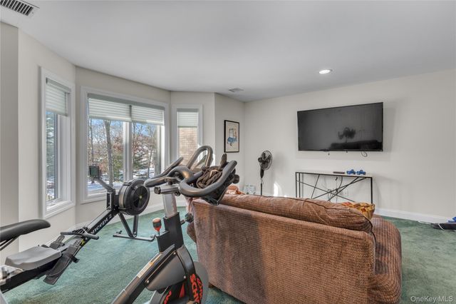 7 Pitch Pine Court, Northport, NY 11768