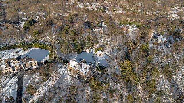 7 Pitch Pine Court, Northport, NY 11768