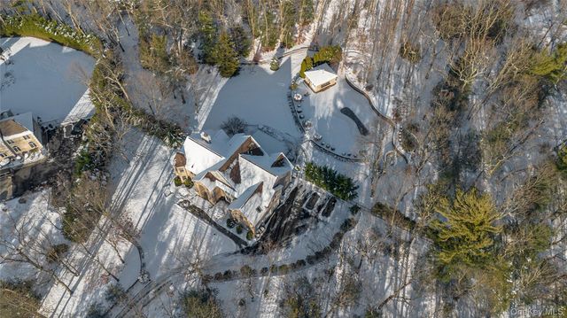 7 Pitch Pine Court, Northport, NY 11768