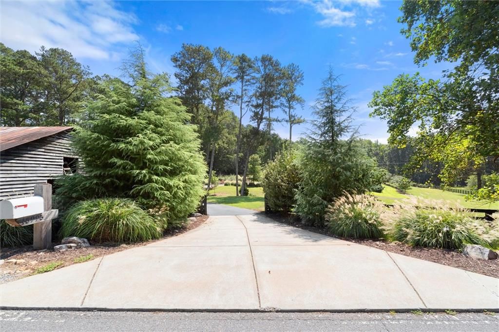 Image 10 of property listing at 15995 Freemanville Road, Milton, GA 30004