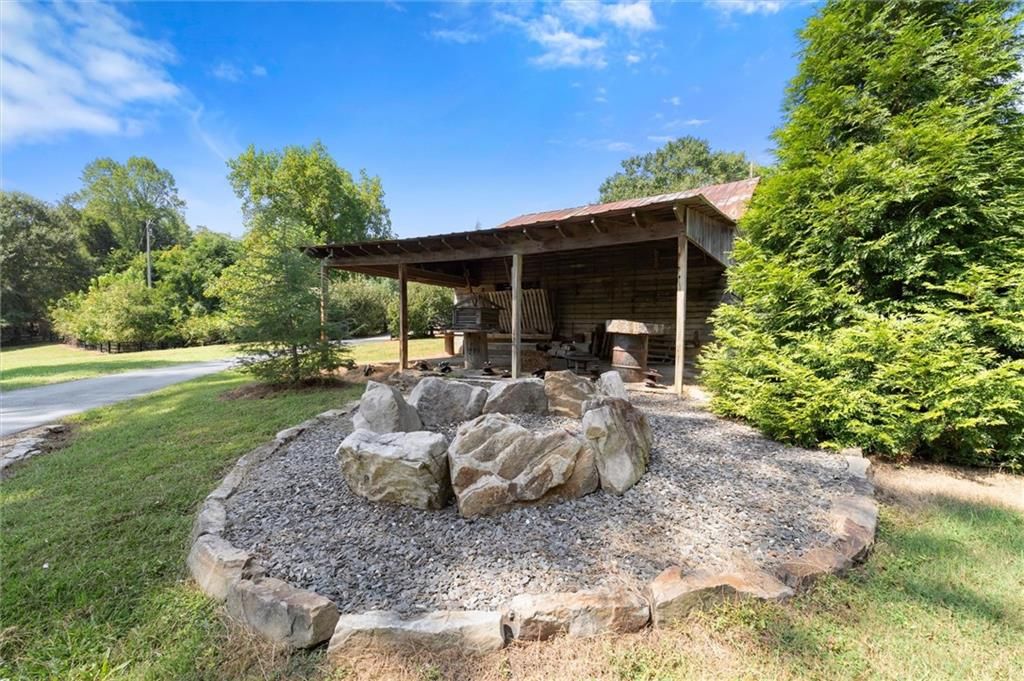 Image 22 of property listing at 15995 Freemanville Road, Milton, GA 30004