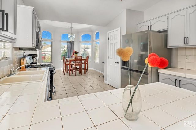 8519 Hoodsport Avenue, Bakersfield, CA 93312