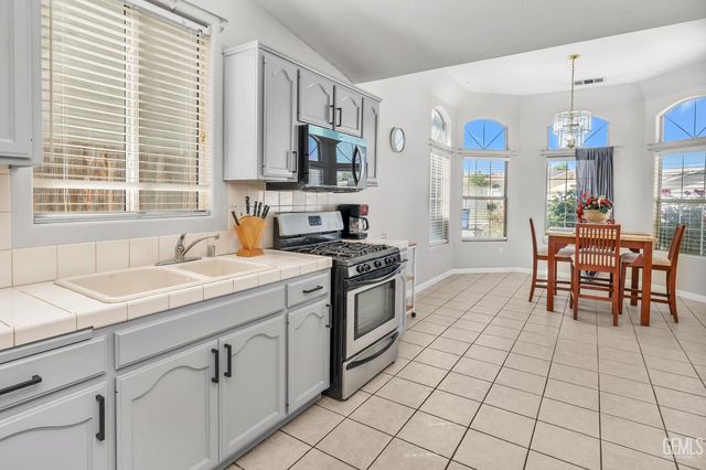 8519 Hoodsport Avenue, Bakersfield, CA 93312