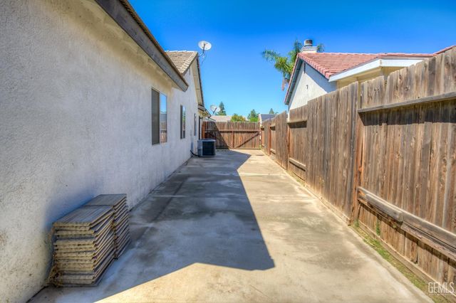 8519 Hoodsport Avenue, Bakersfield, CA 93312