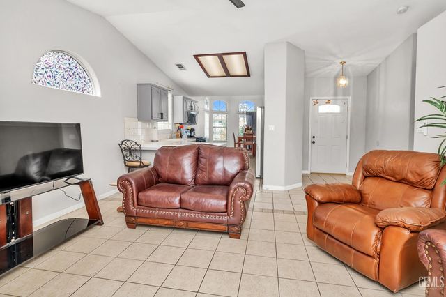 8519 Hoodsport Avenue, Bakersfield, CA 93312