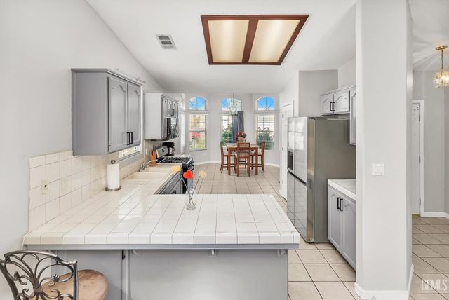 8519 Hoodsport Avenue, Bakersfield, CA 93312