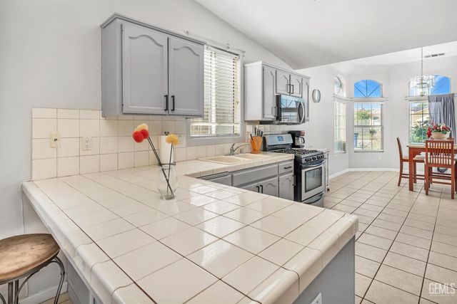 8519 Hoodsport Avenue, Bakersfield, CA 93312