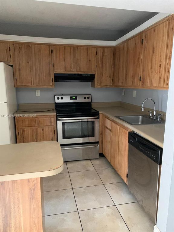 20320 NE 3rd Ct 7, Miami, FL 33179