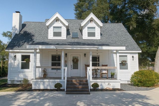 21135 PECKHAM AVENUE, Mount Dora, FL 32757