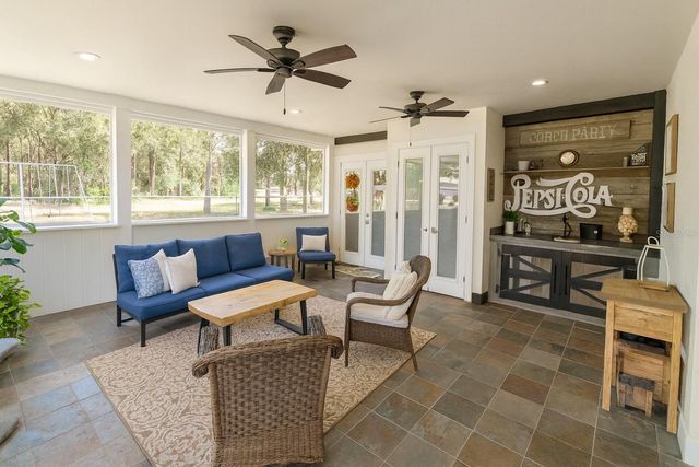 21135 PECKHAM AVENUE, Mount Dora, FL 32757