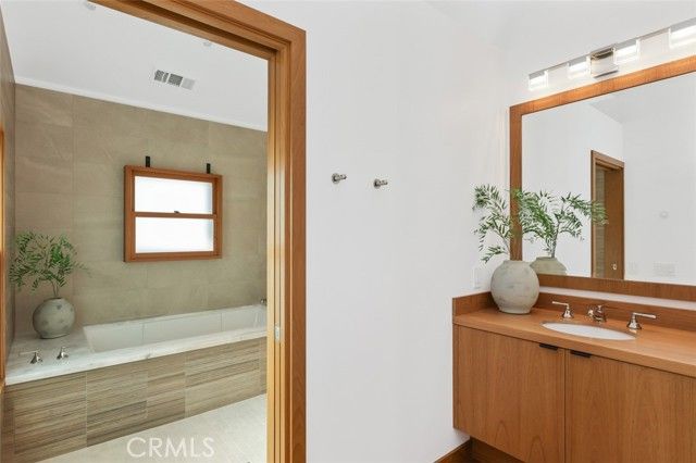 21 Lochmoor, Newport Beach, CA 92660