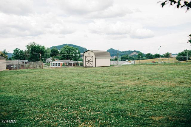 213 Cherry Lane, Bluff City, TN 37618