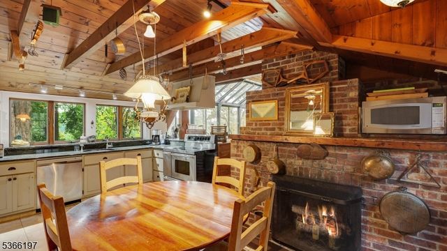 35 Woodledge Rd, Watchung Boro, NJ 07069