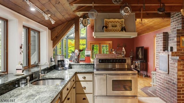 35 Woodledge Rd, Watchung Boro, NJ 07069