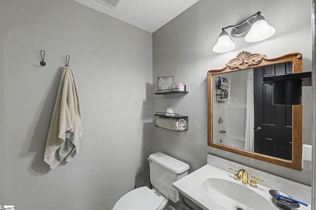 210 Fairway Forest Vw, Fountain Inn, SC 29644