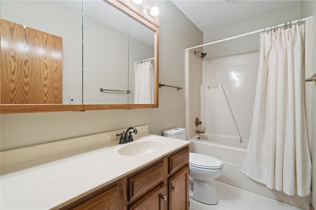 4515 Westchester Drive NE A, Cedar Rapids, IA 52402