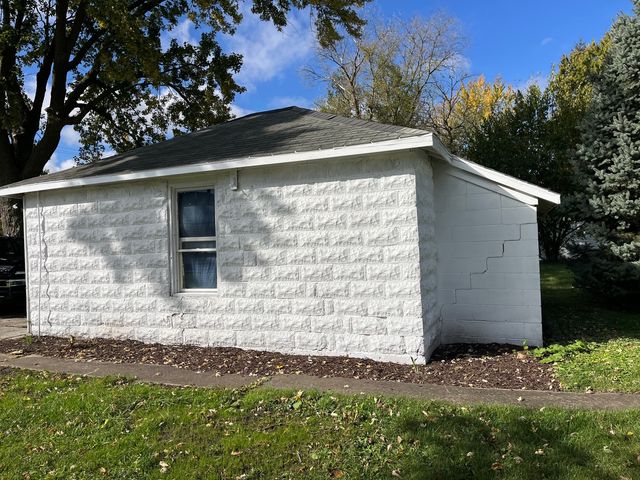 335 North Avenue, Sycamore, IL 60178