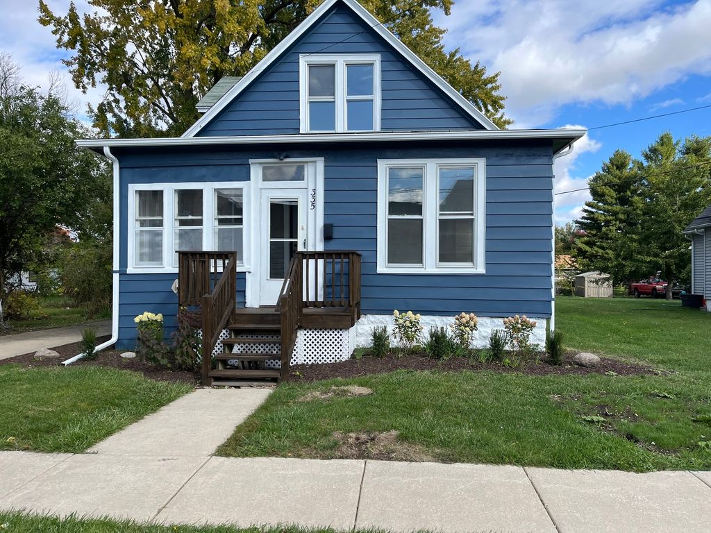 335 North Avenue, Sycamore, IL 60178