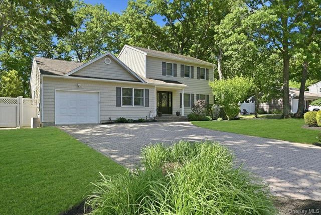 32 Scenic Hills Drive, Ridge, NY 11961