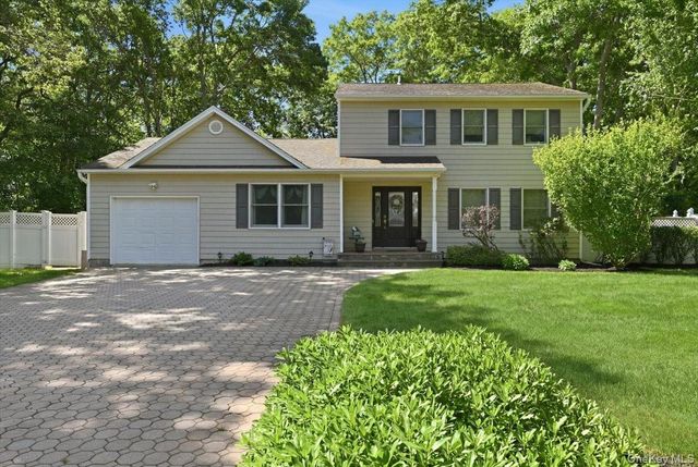 32 Scenic Hills Drive, Ridge, NY 11961
