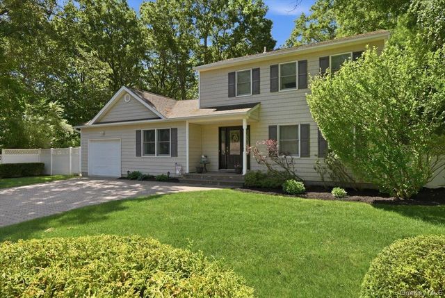 32 Scenic Hills Drive, Ridge, NY 11961