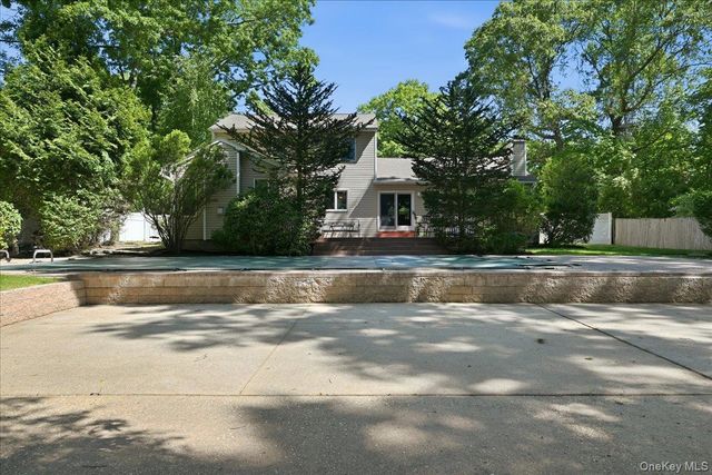 32 Scenic Hills Drive, Ridge, NY 11961
