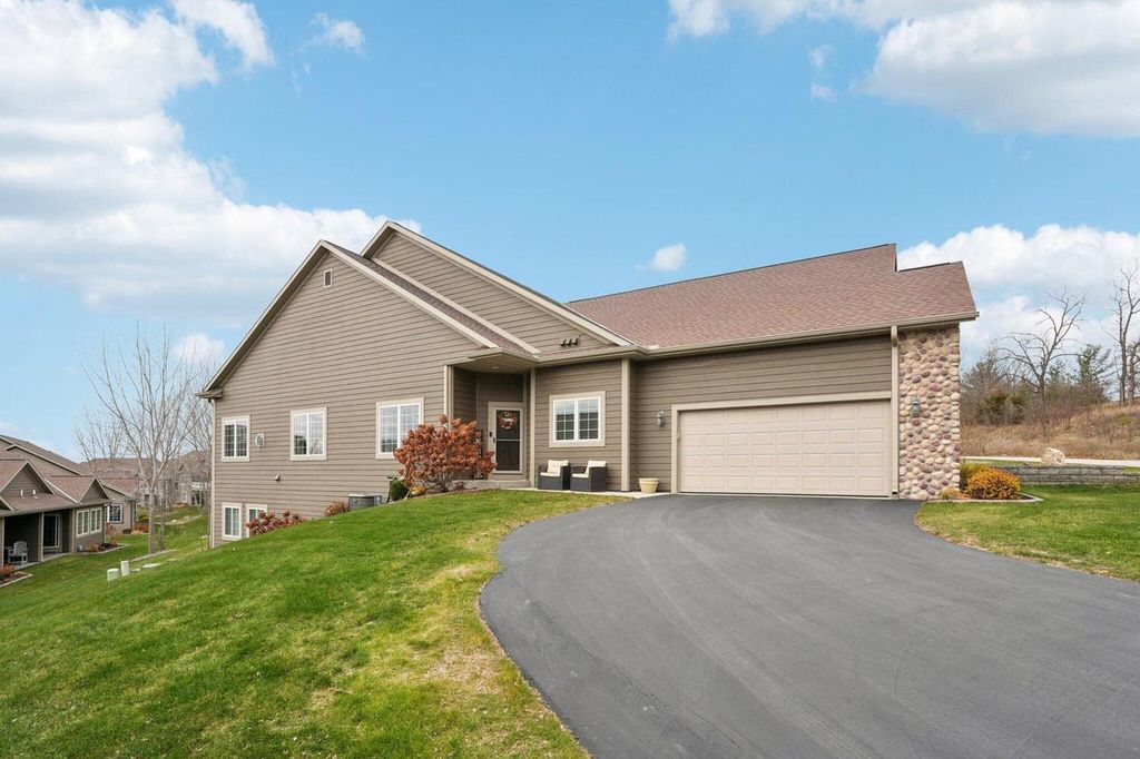 2951 Glen Ivy DRIVE, West Bend, WI 53090
