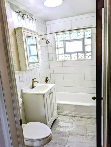 5916 W Montrose Avenue 2S, Chicago, IL 60634