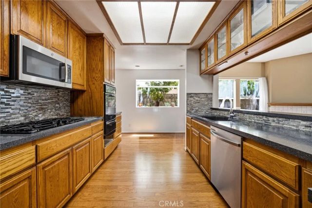 19251 Oxnard Street, Tarzana, CA 91356