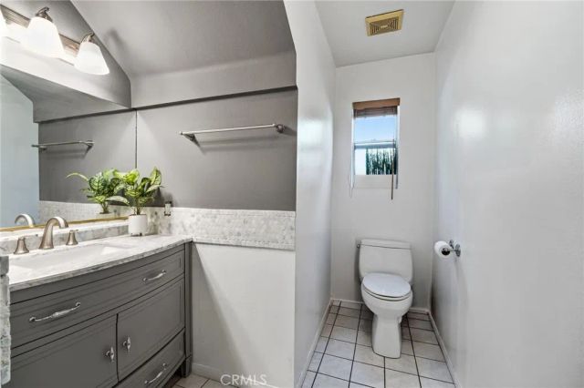 19251 Oxnard Street, Tarzana, CA 91356
