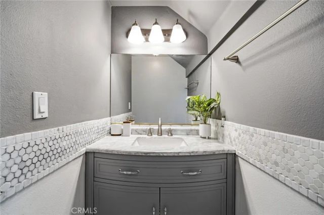 19251 Oxnard Street, Tarzana, CA 91356