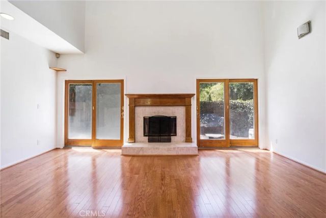 19251 Oxnard Street, Tarzana, CA 91356