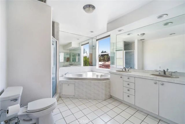 19251 Oxnard Street, Tarzana, CA 91356