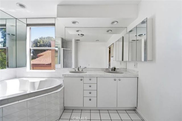 19251 Oxnard Street, Tarzana, CA 91356