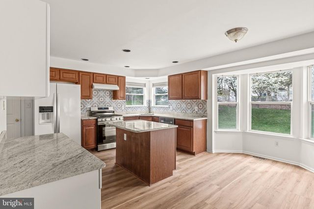 72 LARKSPUR CIR, Sicklerville, NJ 08081