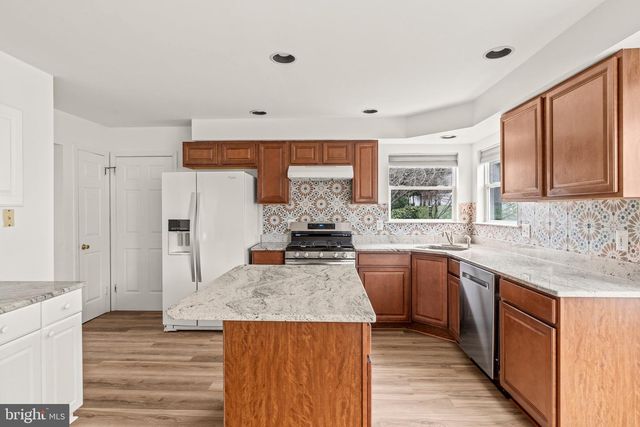 72 LARKSPUR CIR, Sicklerville, NJ 08081