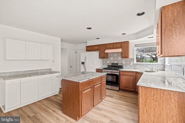 72 LARKSPUR CIR, Sicklerville, NJ 08081