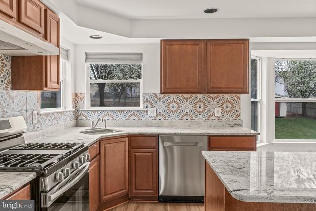 72 LARKSPUR CIR, Sicklerville, NJ 08081
